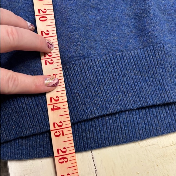 L.L. Bean Men’s Classic 100% Lambs Wool V Neck Sweater Blue Size Medium Large - Picture 4 of 5